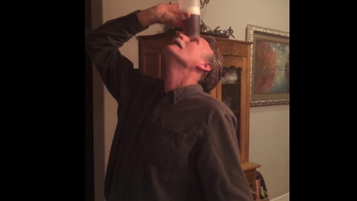 si a pus un pahar cu bere pe cap si a facut pariu ca il bea fara sa se ajute de maini cum a fost