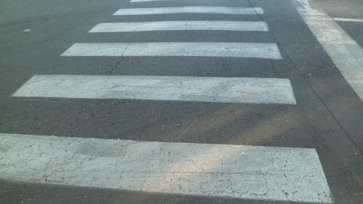 spulberati pe trecerea de pietoni de un consilier local soferul da vina pe zona prost semnalizata