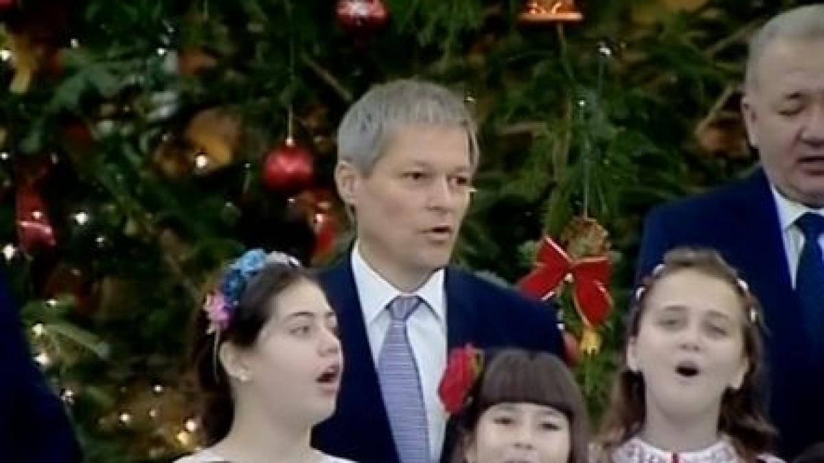 dacian ciolos a cantat alaturi de colindatorii care au batut la poarta guvernului