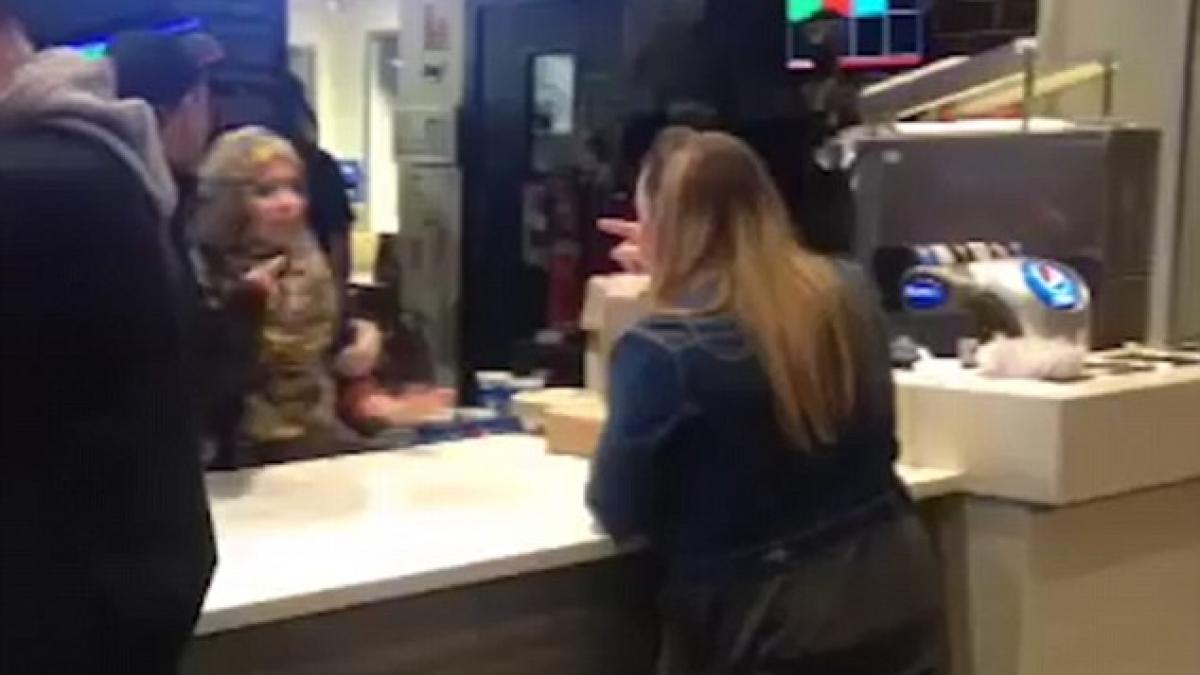 injuraturi ca la usa cortului la kfc o femeie a fost data afara dintr un restaurant