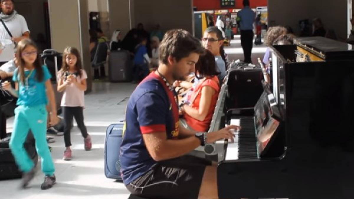 a inceput sa cante la pian in gara dar apoi s a intamplat ceva deosebit