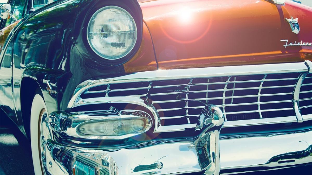 bancul zilei doua bunicute se plimbau cu masina sunt atat de mici incat abia vad peste bord ajung