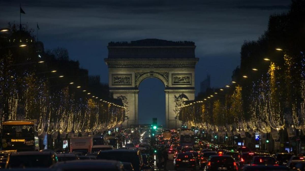 cum arata parisul de sarbatori un peisaj marcat de atentate teroriste