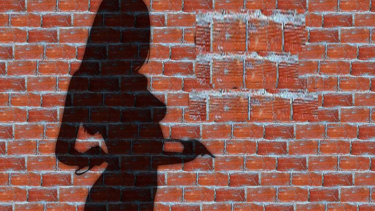 femeia care a renuntat la haine si pudoare ca sa cumpere cadouri scumpe de craciun pentru fiul ei