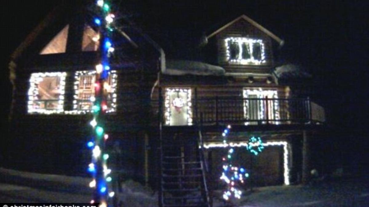 casa ale carei luminite de craciun pot fi controlate de pe internet o poti face si tu