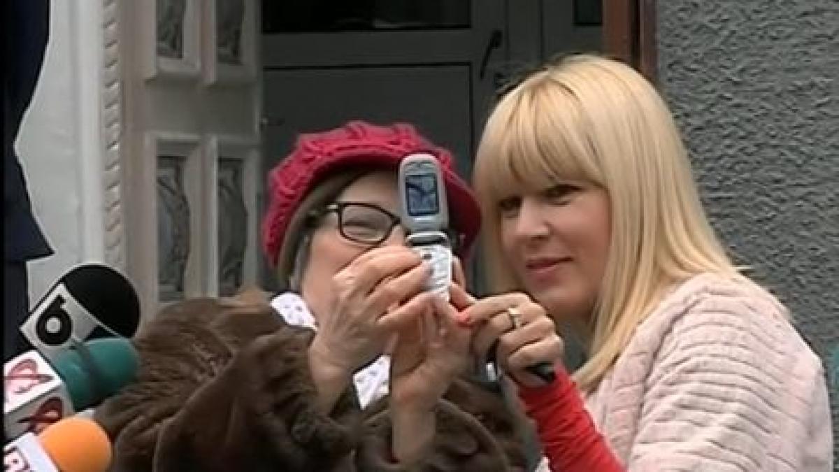 elena udrea si a facut selfie uri in dimineata de craciun in fata sectiei de politie