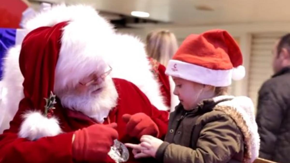 fetita surdo muta mos craciun