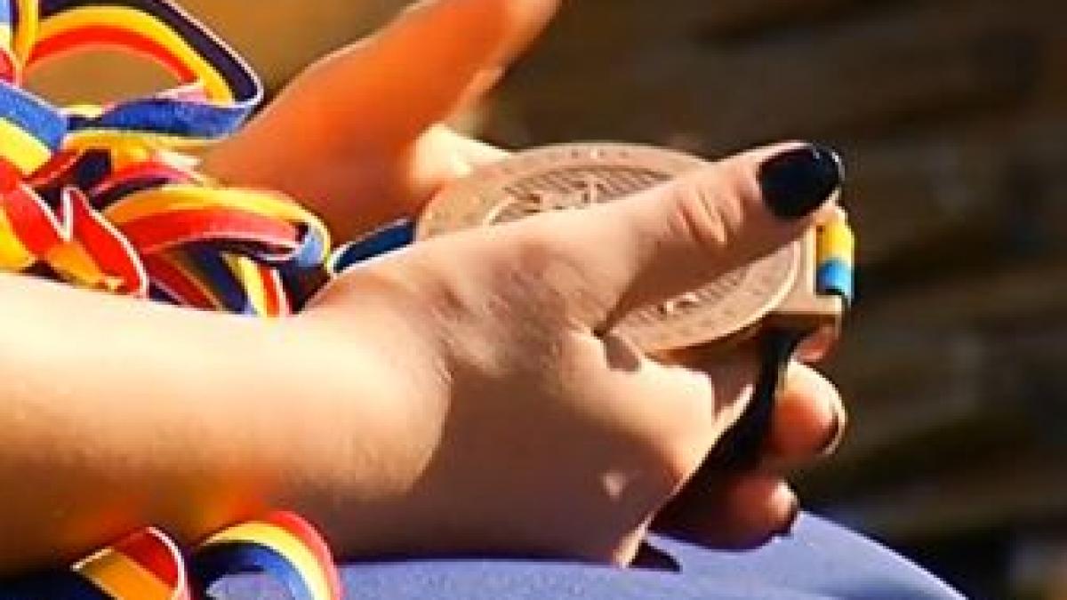 viata cu greutate pentru campioanele romaniei la 14 ani ridica zeci de kilograme de parca ar fi