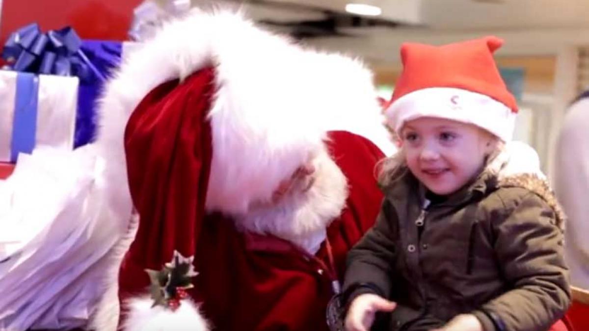 video o fetita surdo muta a incercat sa i spuna mosului ce isi doreste de craciun reactia lui te va