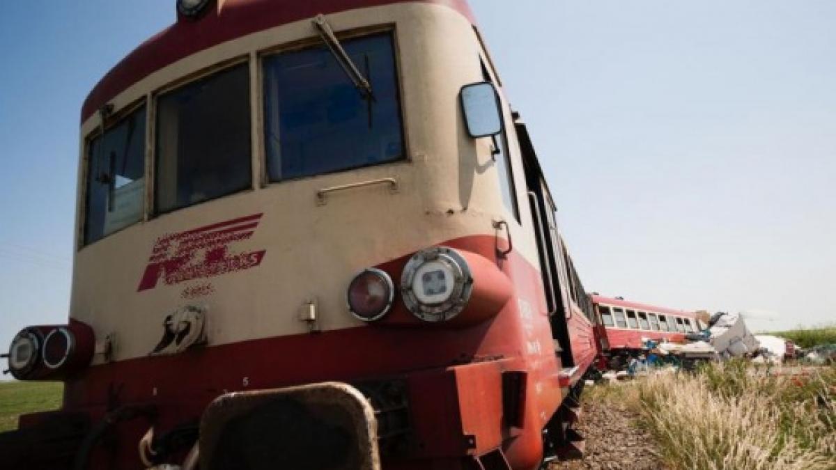 imagini incredibile a sarit din masina inainte sa fie spulberat de tren