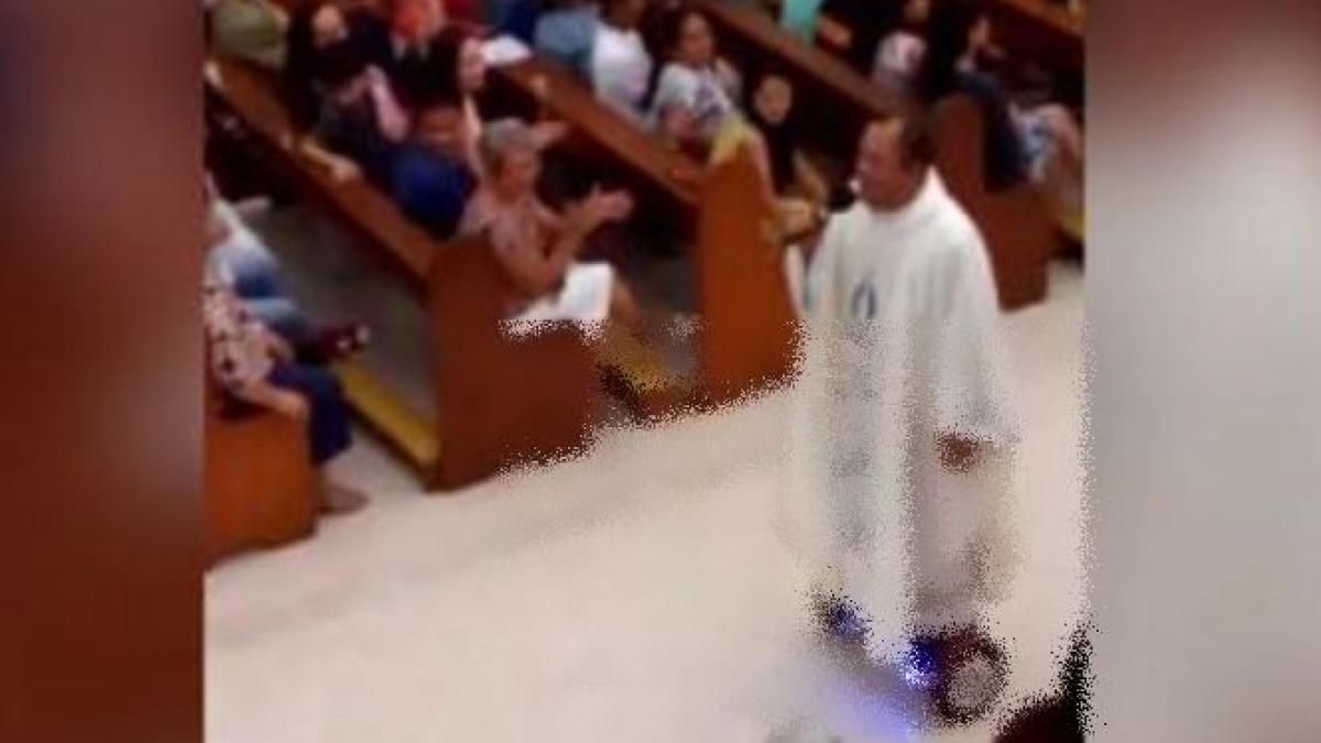 cum a aparut un preot la slujba de craciun a fost sanctionat imediat