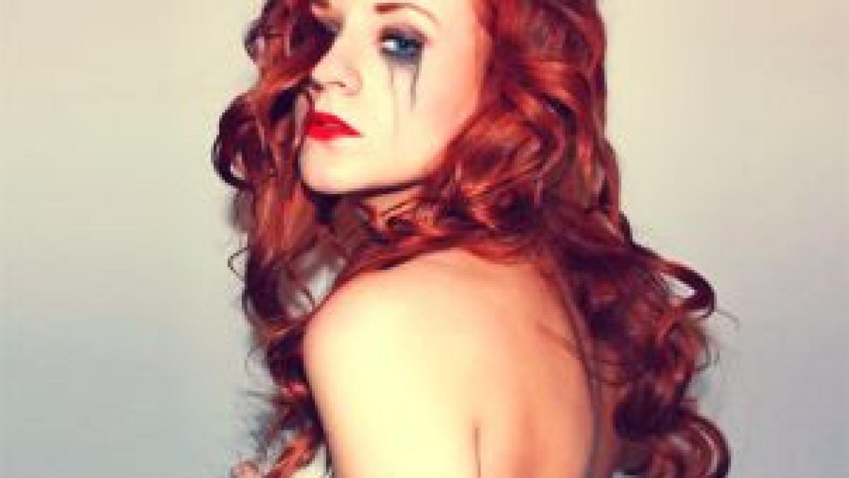 la doar 15 ani a fost facuta de ras in autobuz din cauza machiajului incredibil prin ce a fost