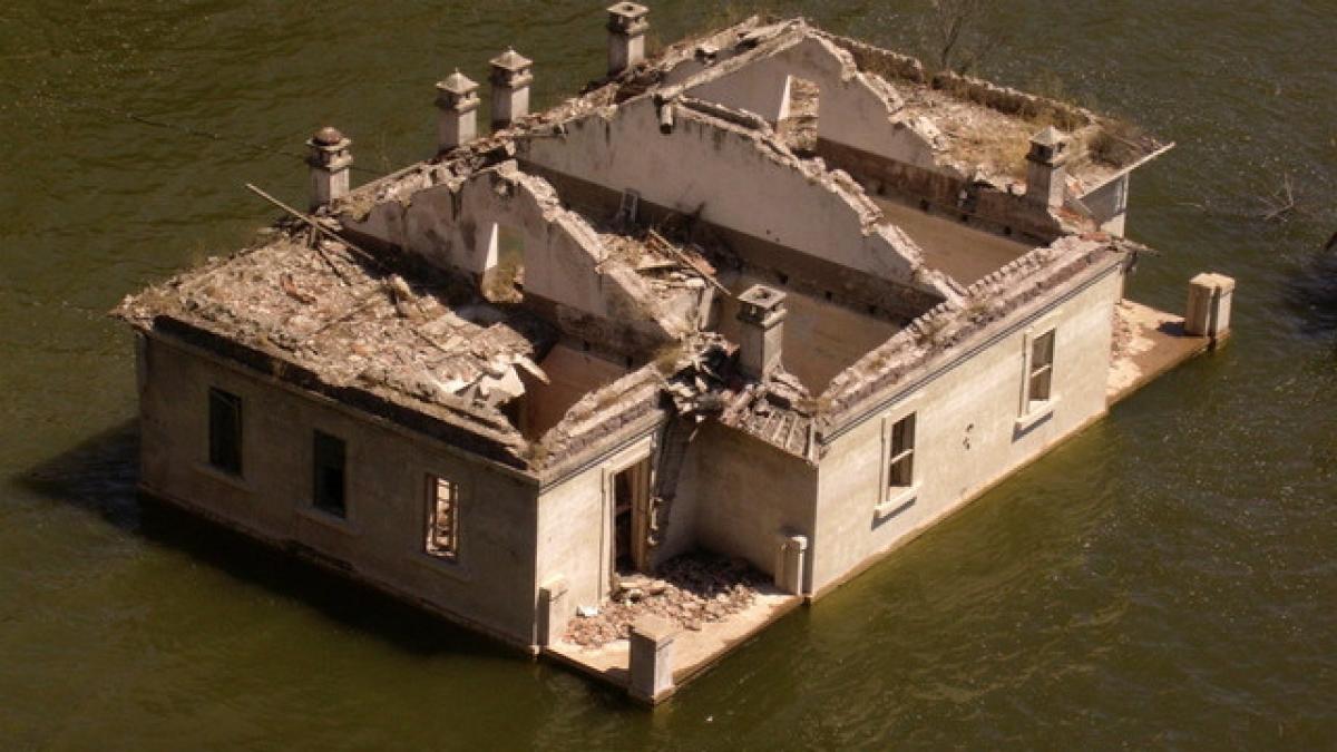 sute de case evacuate din calea inundatiilor provocate de furtuna in marea britanie