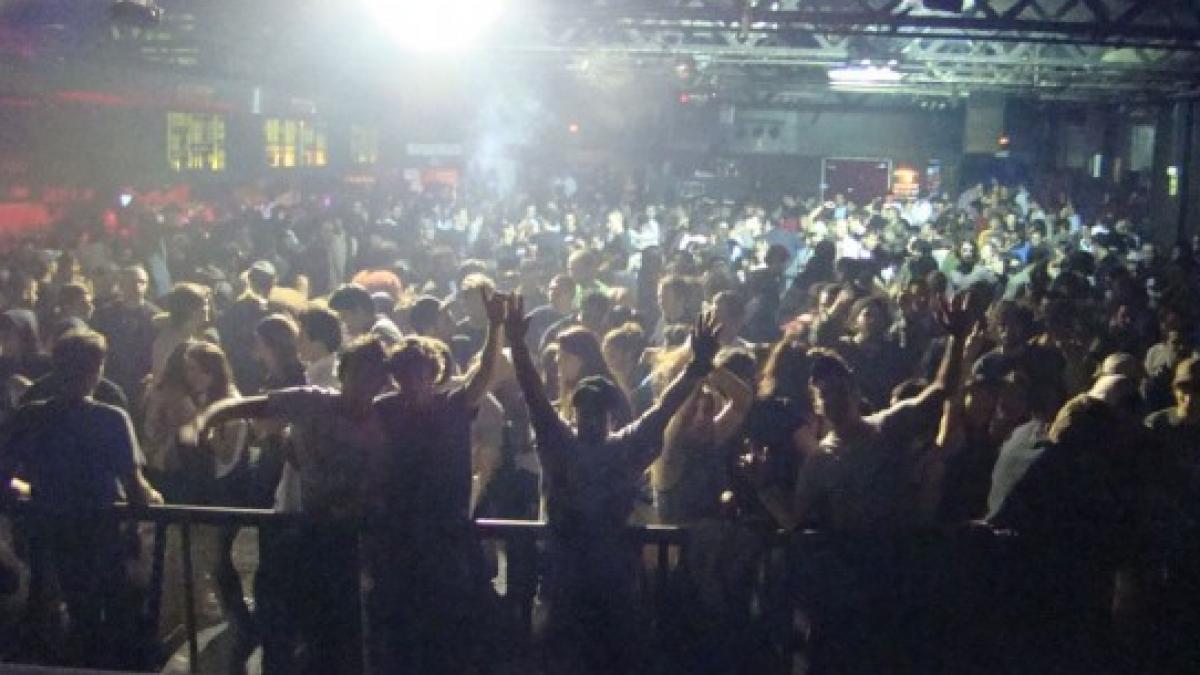 cum s au distrat tinerii in cluburi de revelion