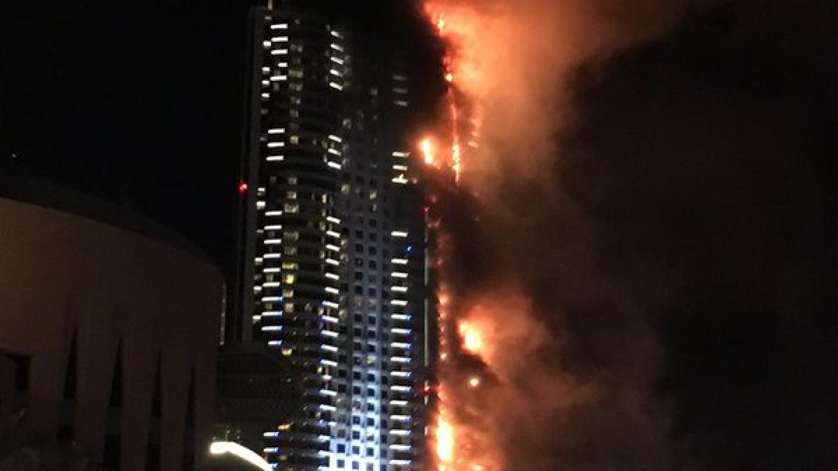 incendiu in dubai un fotograf s a atarnat cu o coarda la etajul 48 ca sa scape de flacari