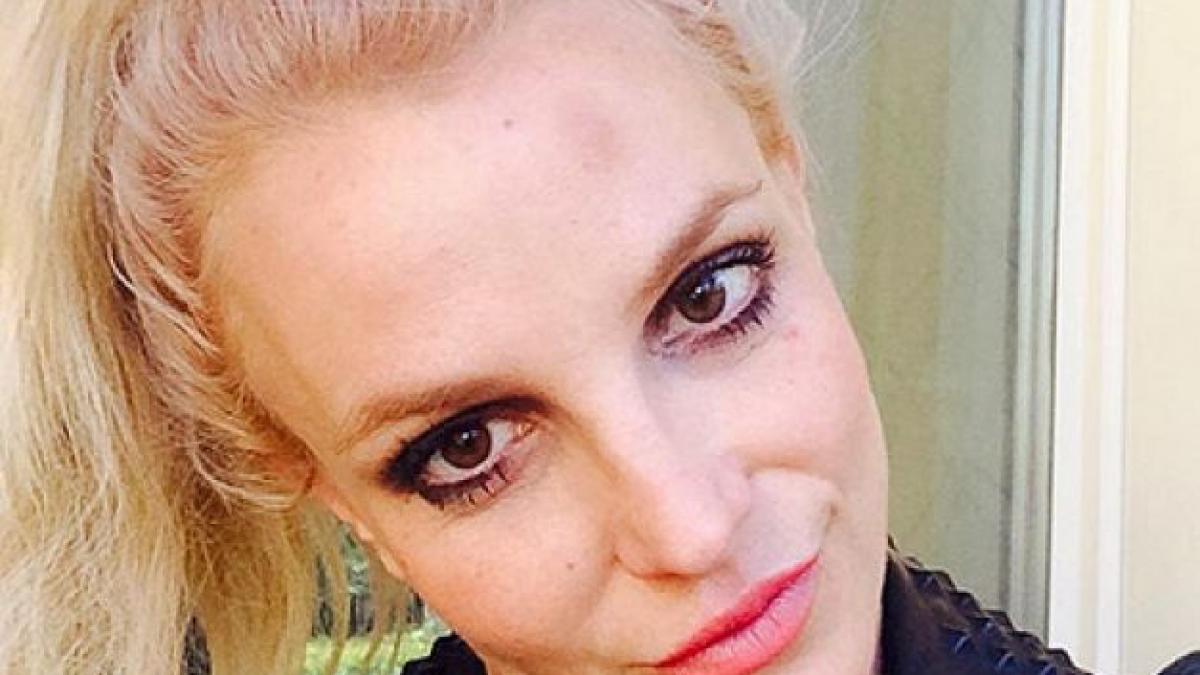 britney spears s a lovit cu capul de un stalp in noaptea de revelion foto