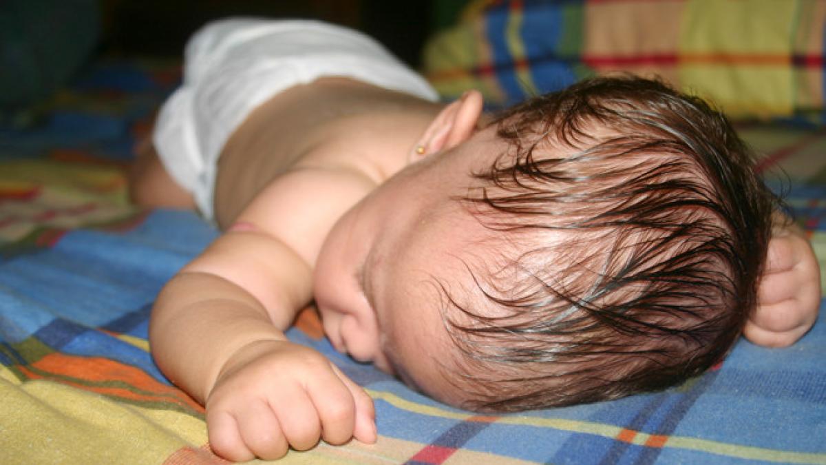 un bebelus a fost uitat de parinti in fata casei cum a fost posibil