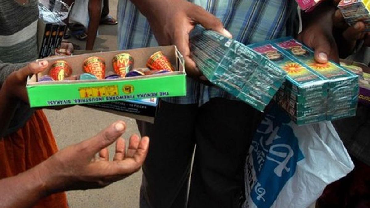 explozie petarda degete mana