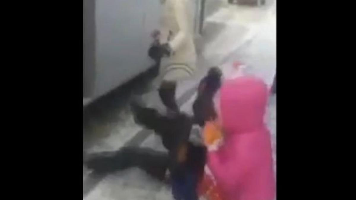 gravida aruncata dintr un autobuz din cauza copiilor galagiosi care o insoteau