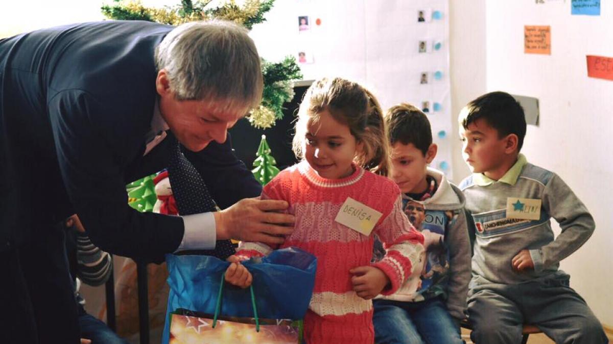 imagini inedite dacian ciolos a pozat in mijlocul unor copii de gradinita din dambovita