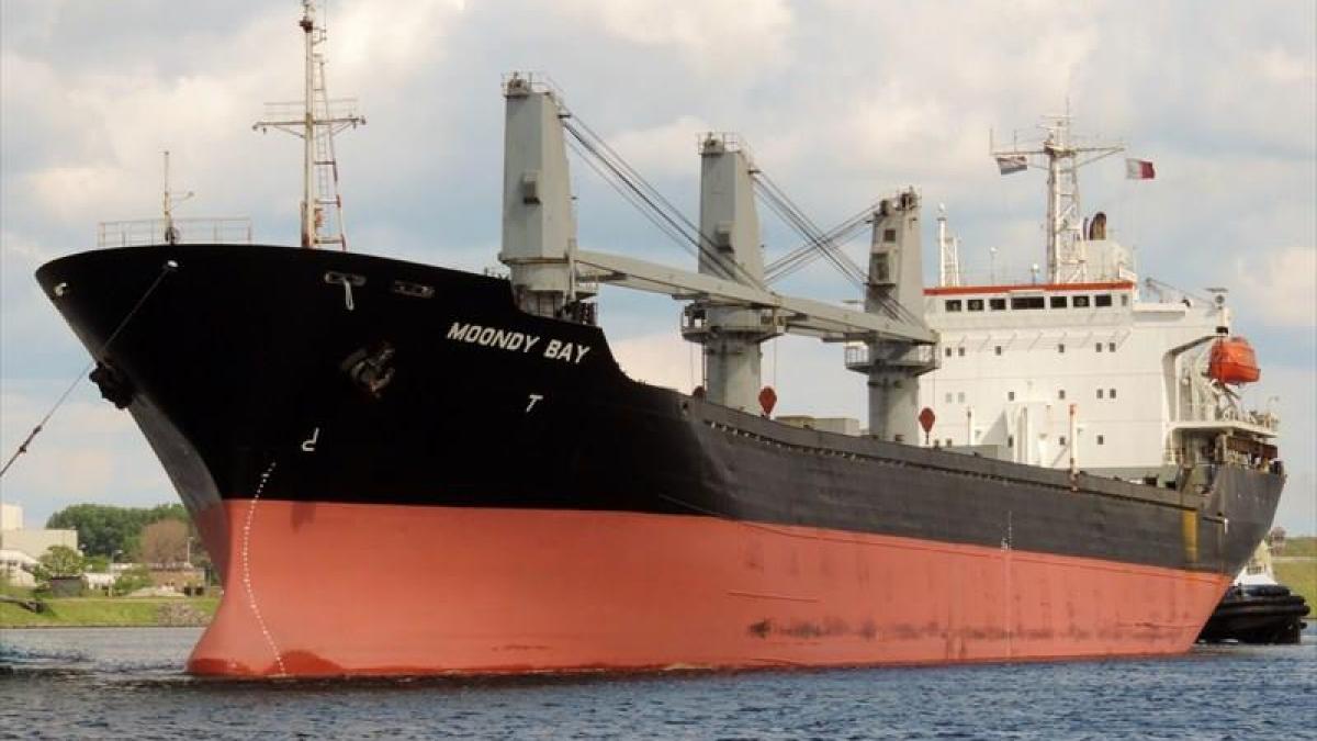 mae patru navigatori romani pe nava retinuta in italia