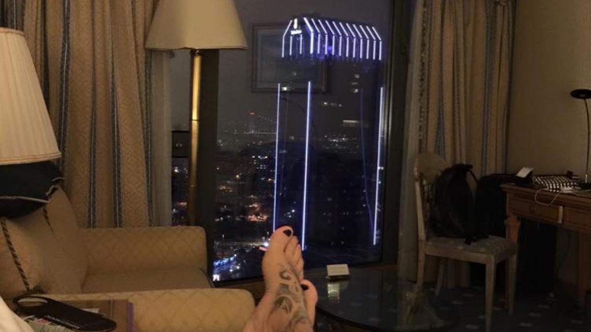 n o sa ghicesti in veci ale cui sunt picioarele astea da e un barbat din lumea mondena