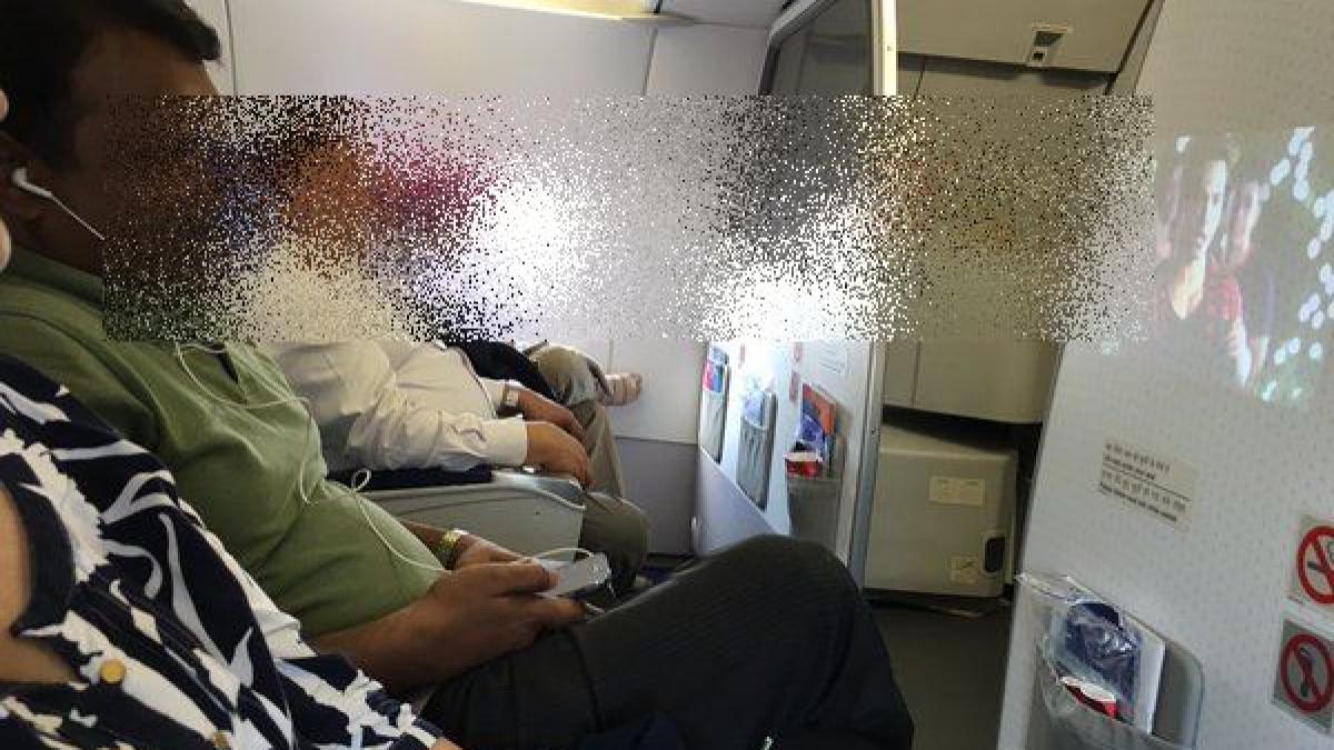 pasager care viziona un film piratat facut de rusine pe twitter cine se afla langa el in avion