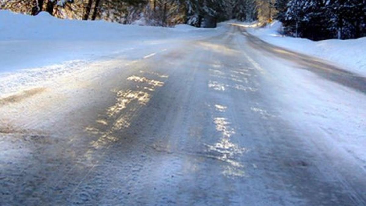 strada transformata in patinoar dupa ce o teava de apa s a spart