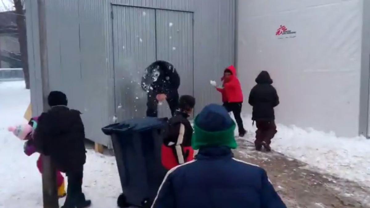 politistii din serbia la bulgareala cu copiii dintr o tabara de refugiati