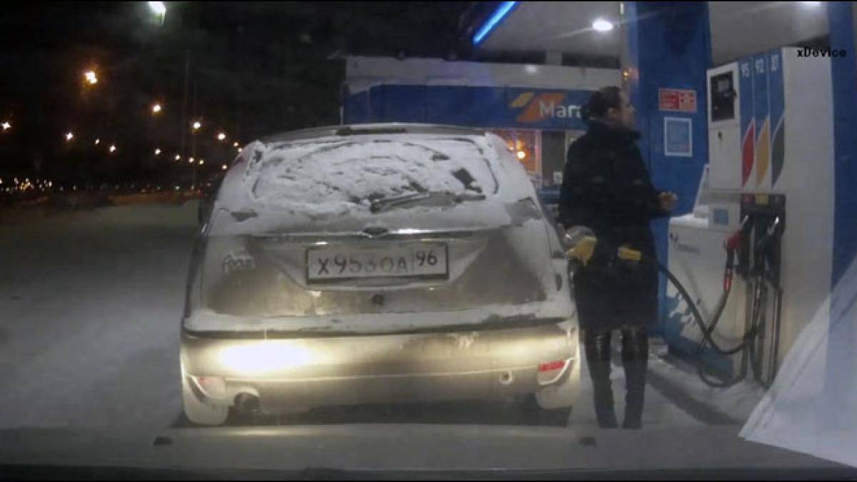 imagini incredibile ce a reusit sa faca o femeie intr o benzinarie