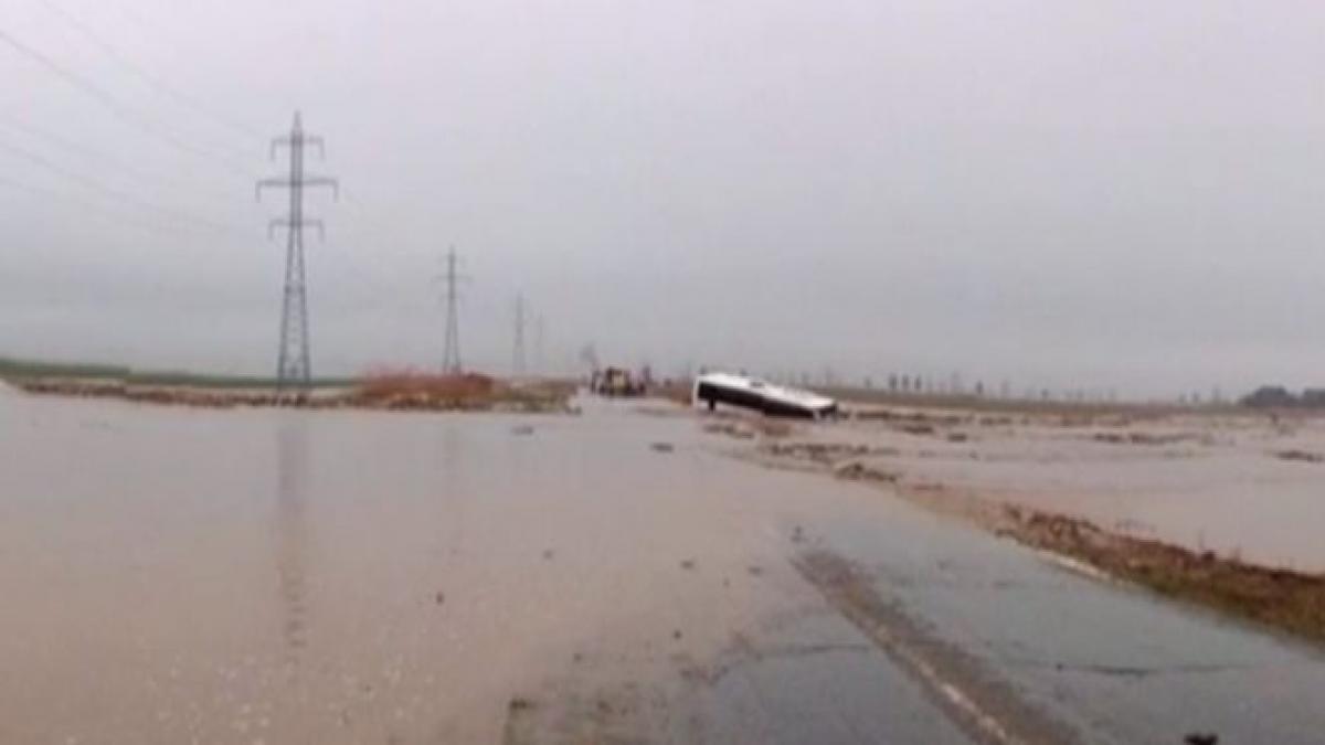 imagini socante in constanta un autocar plin cu pasageri a fost luat de viitura