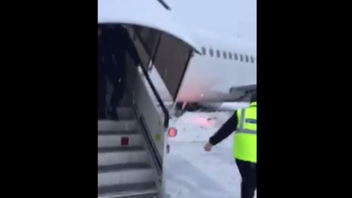 incident aviatic noi imagini cu pista aeroportului din cluj un pasager a filmat momentul coborarii