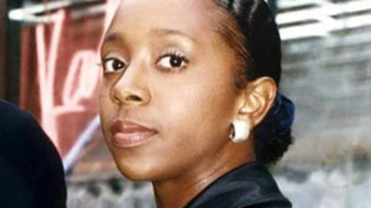 o actrita celebra si copiii ei gasiti morti in curtea casei