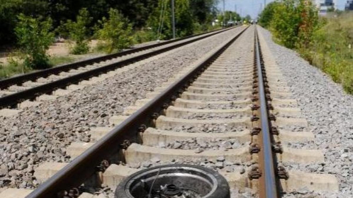 scene de groaza pe un drum judetean o masina condusa de un spaniol a fost spulberata de un tren