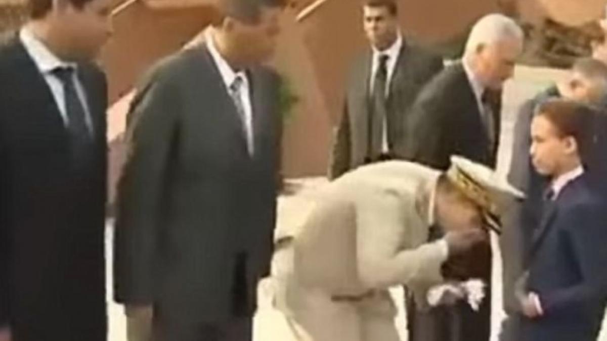 printul marocului refuza sa ii fie pupata mana