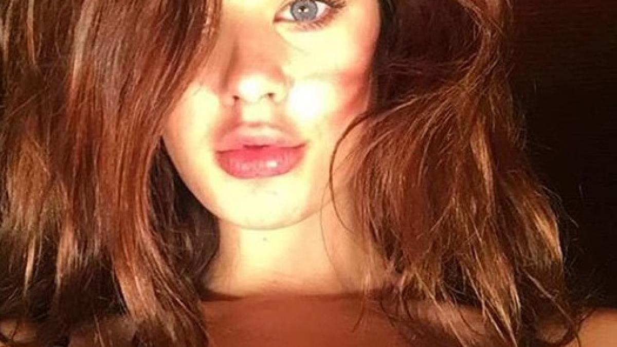 un fotomodel cu adevarat rar are un ochi albastru iar celalat foto