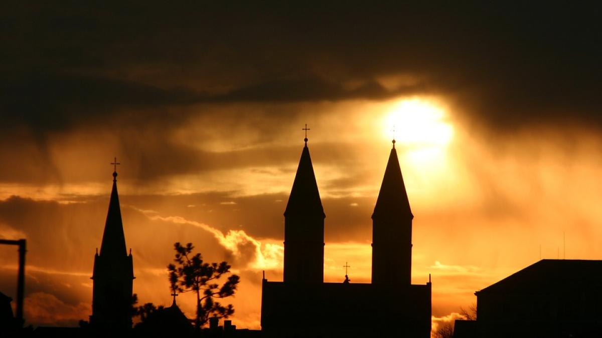 biserica catolica plati preoti pedofili