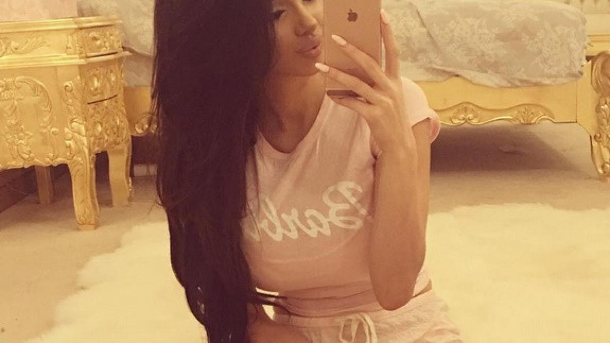 o concurenta de la x factor a vrut sa si faca o poza la salon i a scapat insa telefonul dar