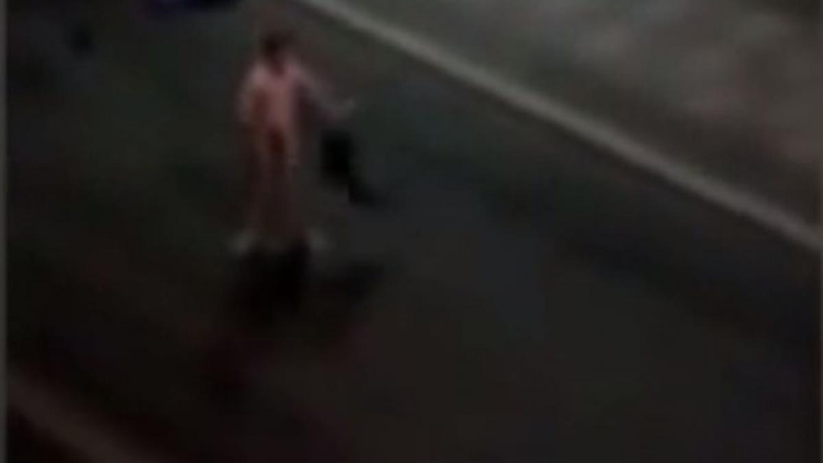 a iesit gol pe strada si a inceput sa se ia la bataie cu masinile imaginile au ajuns pe internet