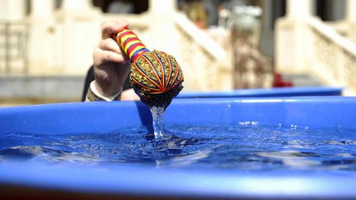 imaginile anului in constanta un preot sfinteste masinile cu agheasma dintr o caruta