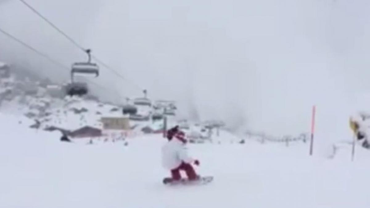 avalansa masiva imagini senzationale zapada s a oprit la capatul pistei de schi