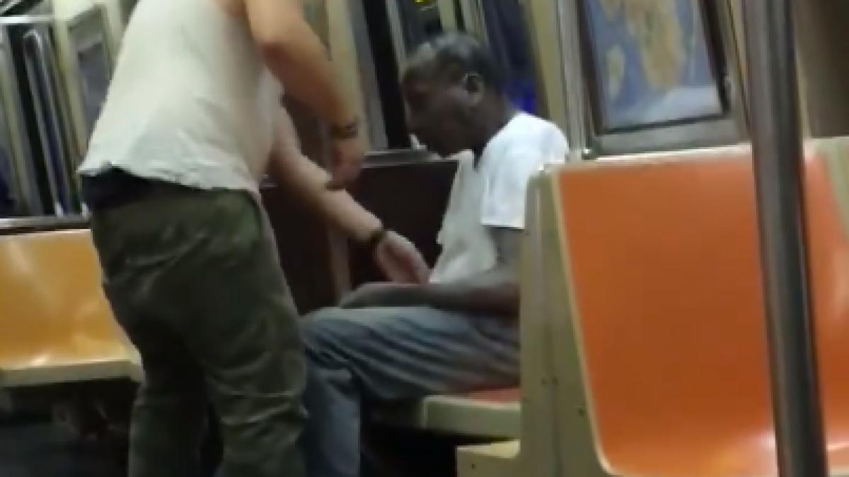 era singur tremura de frig si era speriat gestul facut de un barbat in metrou i a schimbat viata