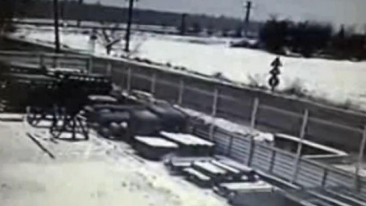 imagini socante biciclist spulberat de un sofer venit pe contrasens