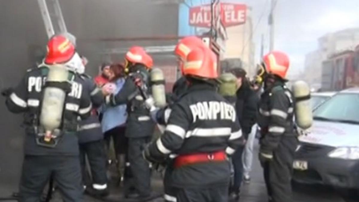 operatiune de salvare spectaculoasa mama si fiu scosi dintr o cladire cuprinsa de flacari