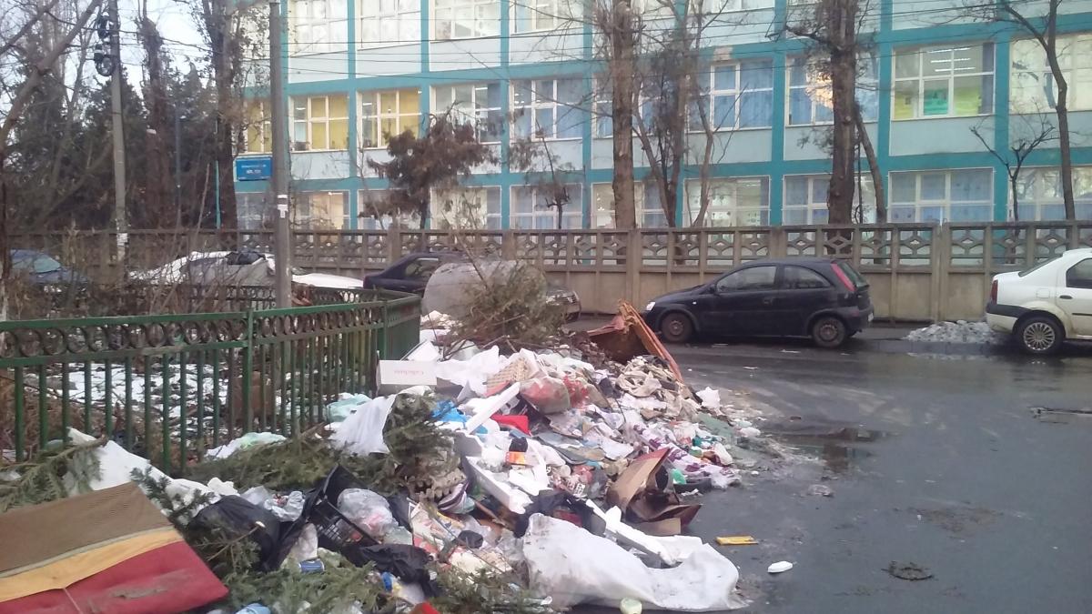 situatie disperata pentru locuitorii din sectorul 5 un munte de gunoi se afla in fata scolii unde