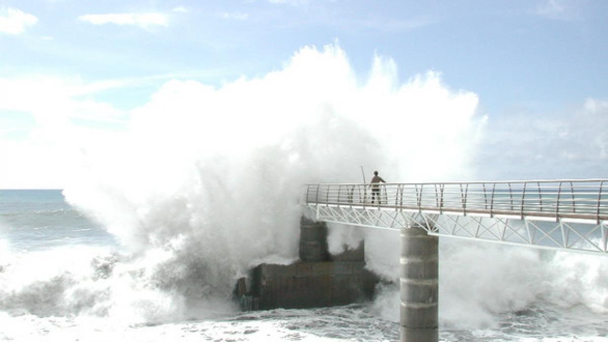 spectacol la malul marii oamenii au privit uimiti