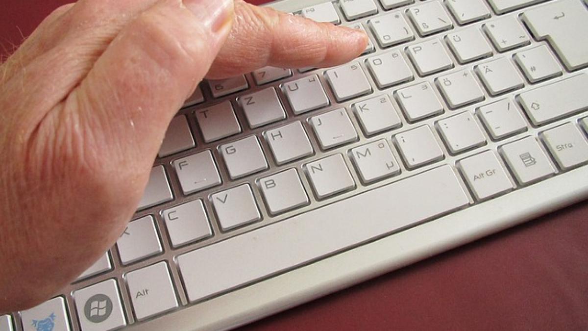 contul telefonic si de internet privat al sefului spionilor americani piratate