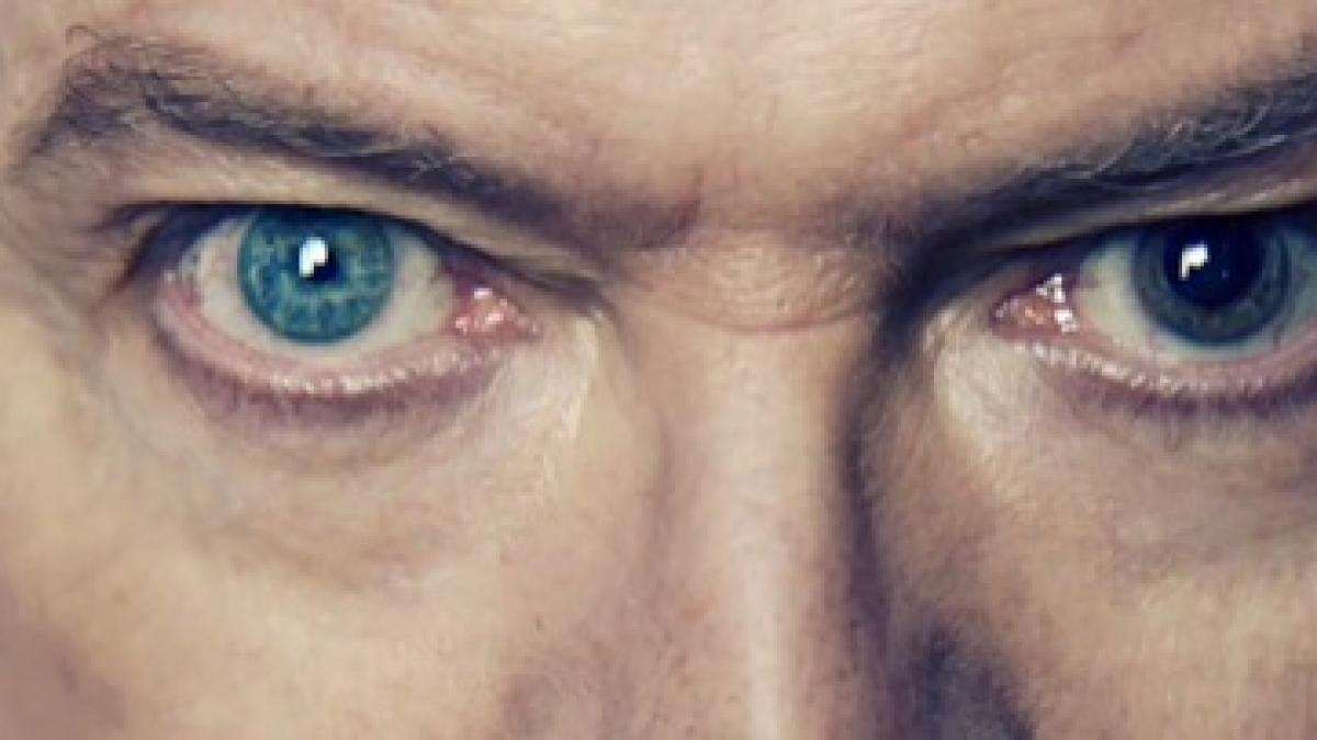 povestea privirii fascinante a lui david bowie de ce avea ochii diferiti