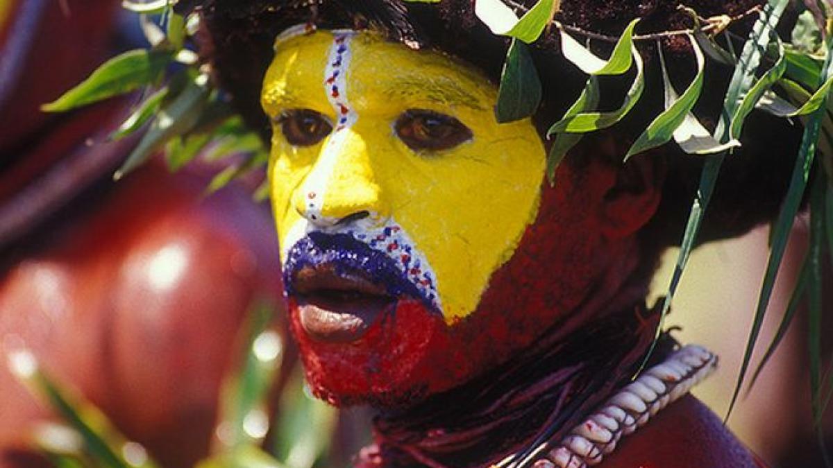 rapiti de canibali au fost dezbracati dusi in jungla si batuti