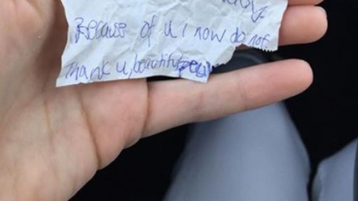 a vazut un om fara adapost si s a apropiat de el